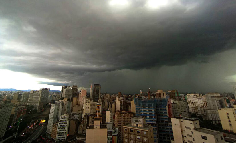 No início desta noite, a Defesa Civil enviou um alerta severo para a zona leste, oeste e sul devido à chuva