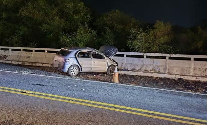 Carro bateu aproximadamente no quilômetro 8,970 e capotou no sentido norte da pista