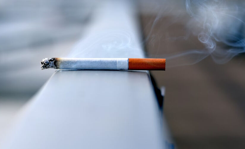 O hábito de fumar está associado não só à dependência química pela nicotina, mas também pelo uso indiscriminado por décadas do cigarro em todos os ambientes