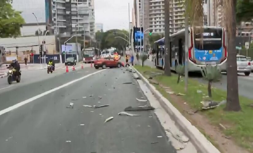 Peças dos veículos ficaram espalhadas pela avenida