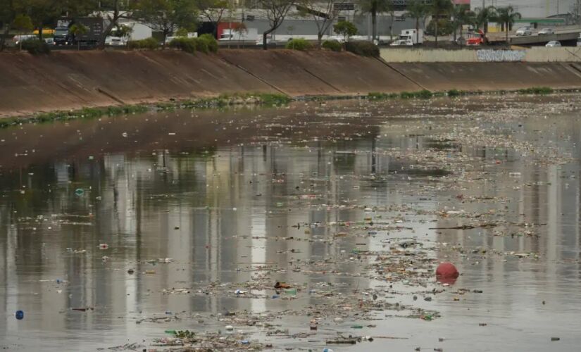 Grande parte da poluição do Rio Tietê é resultado do descarte de esgoto doméstico e industrial sem tratamento.