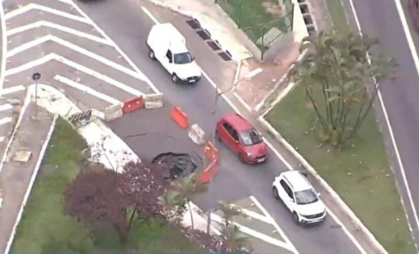 Cratera se abre na avenida 23 de maio em São Paulo