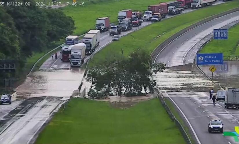 Inundação interditou os dois sentidos da rodovia Dom Pedro I, em Valinhos