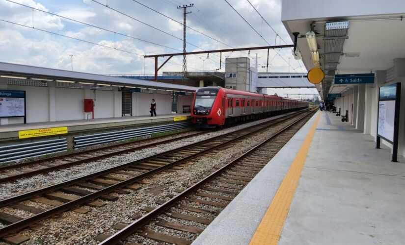 Homem teria subido em um poste sem autorização