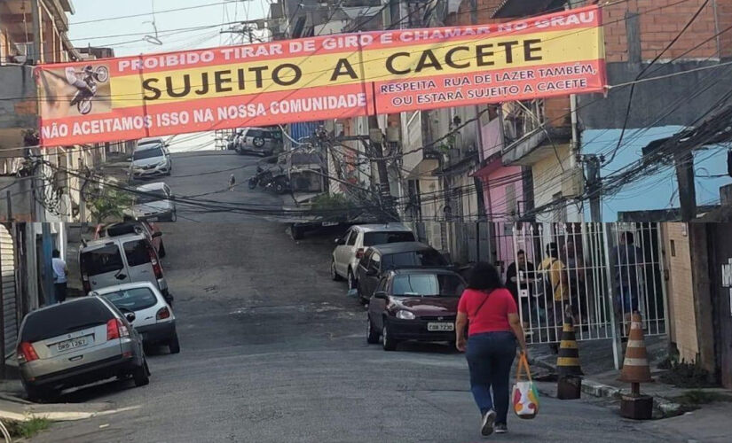 Faixas com ameaças "sujeito a cacete", atribuídas ao PCC, dividem opiniões em São Paulo