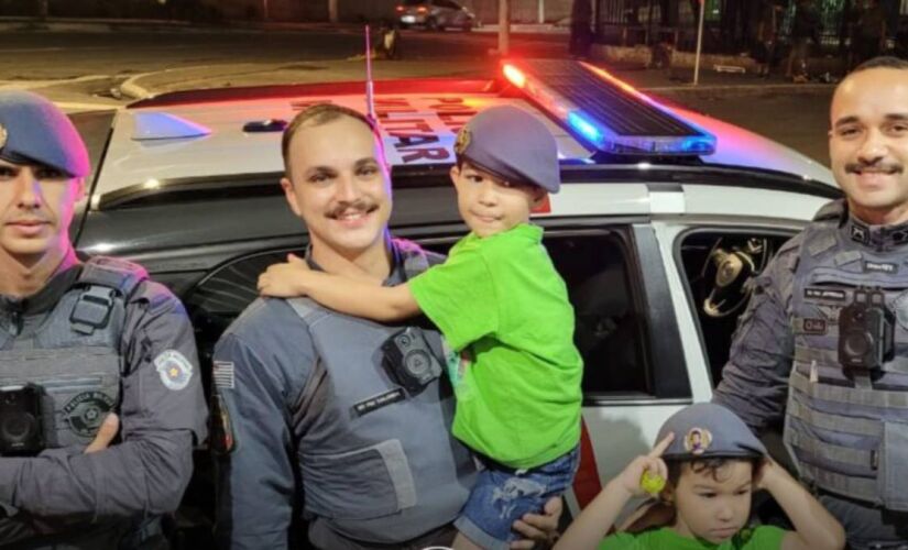 Leandro e Leonardo estavam bem e pousaram para a foto com os policiais