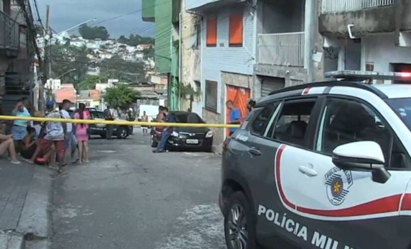 Vítimas estavam sentadas na calçada quando foram atacadas