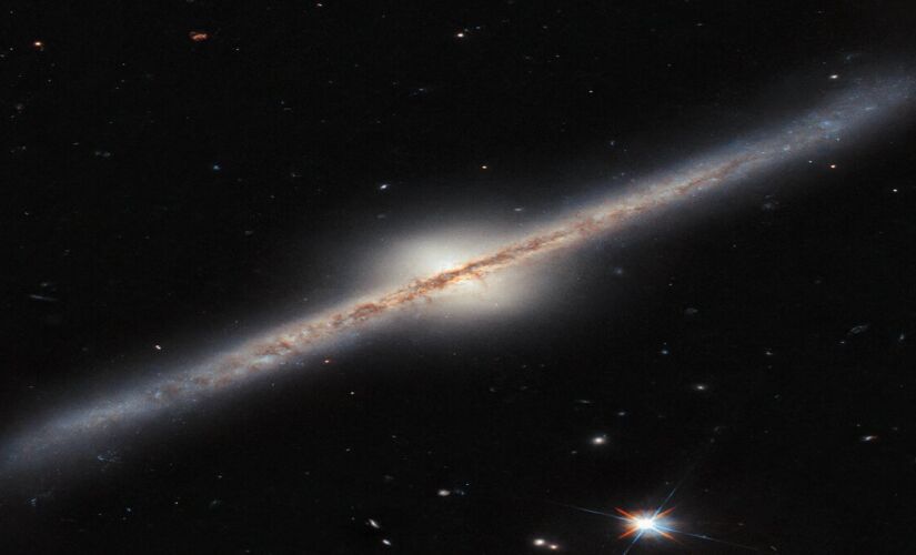 Visão de galáxia UGC 10043 registrada pelo telescópio Hubble