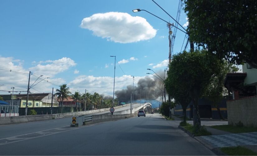 Fumaça pode ser vista de longe