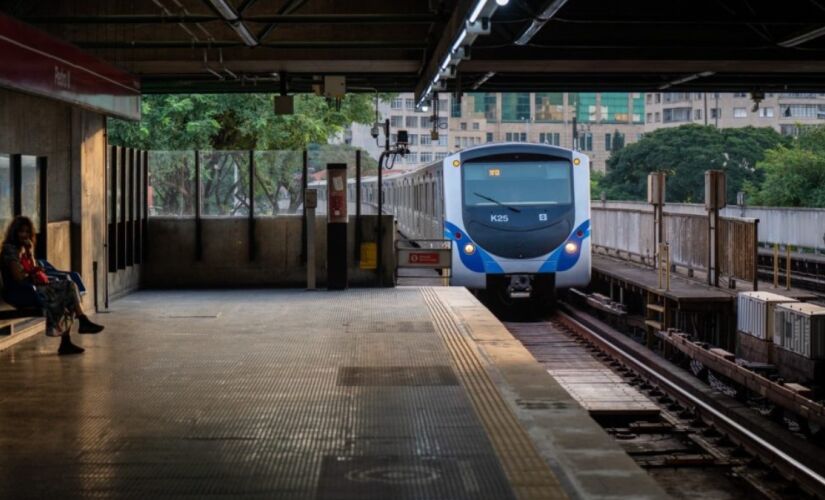 Trens circularam com velocidade reduzida e maior tempo de parada