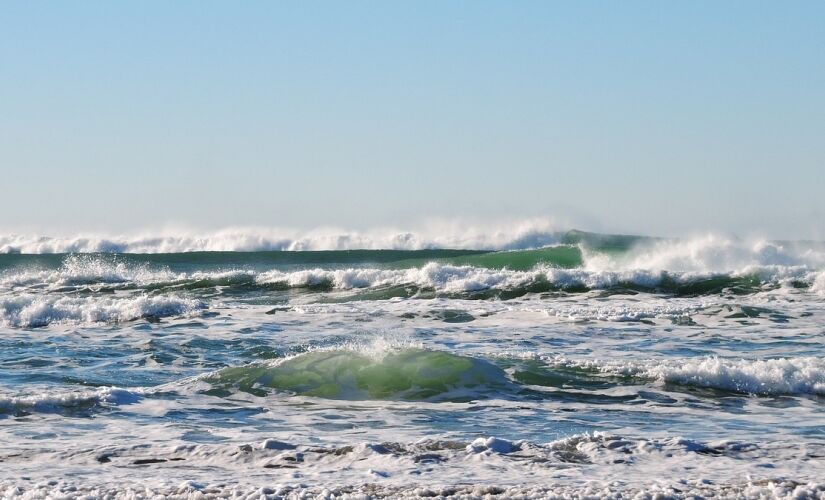 Uma tradição popular para o Réveillon é o ato de pular sete ondas na praia para atrair sorte e boas energias para um recomeço de ciclo