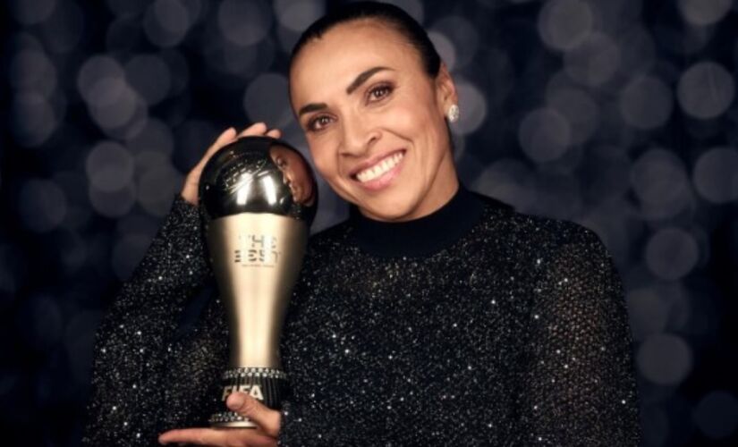 Marta ao lado do Prêmio "The Best", que ganhou no início de 2024