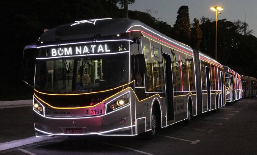 Ônibus iluminados circulam em suas linhas regulares em dias úteis