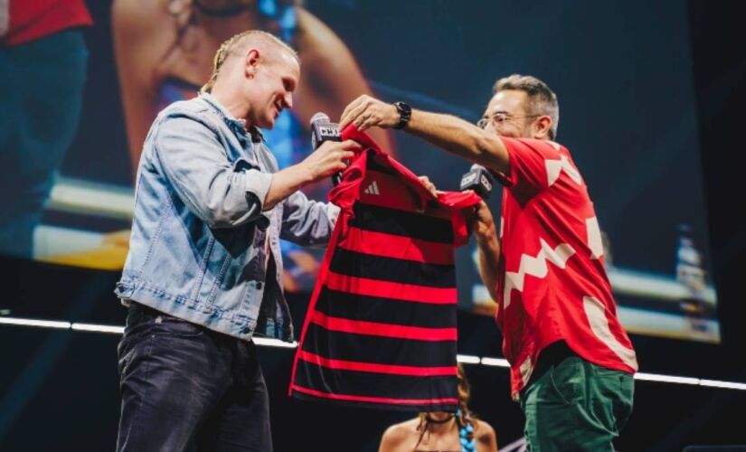 Matt Smith ganhou de um fã uma camisa oficial do Flamengo com seu nome