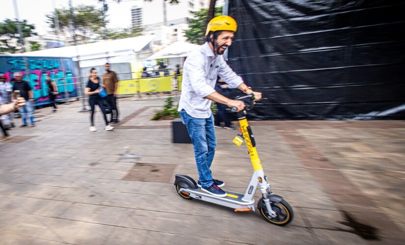 Nunes experimenta patinete no lançamento do serviço em São Paulo