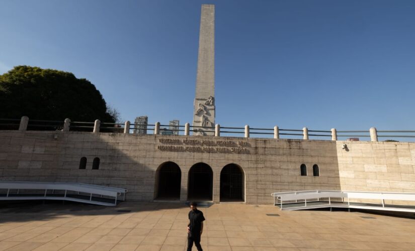 O monumento está localizado na Praça Ibrahim Nobre, próximo ao Portão 3 do Parque do Ibirapuera.