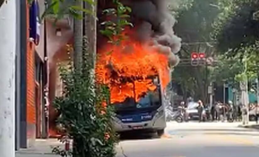 Ônibus pegou fogo após uma pane elétrica na manhã desta sexta-feira (6/12)