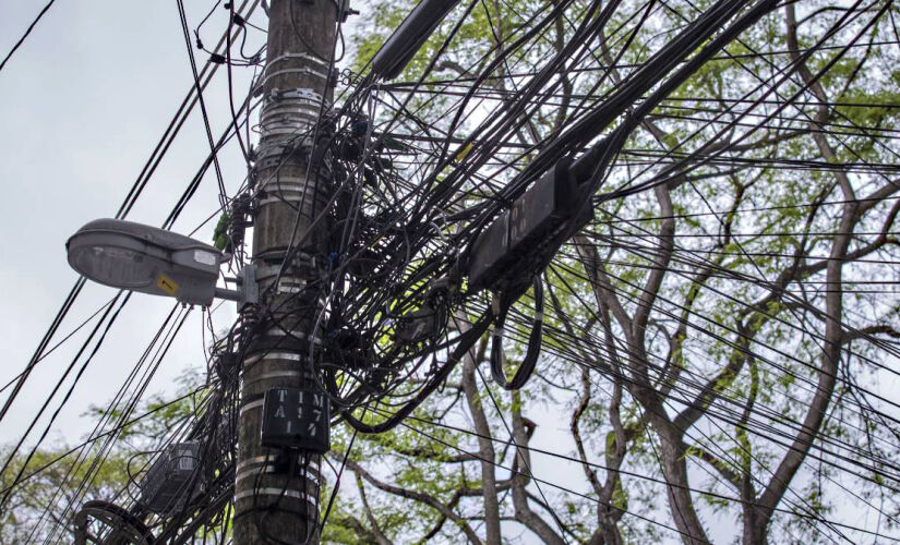 Projeto de lei aumenta valor da multa aplicada às concessionárias responsáveis por fios abandonados nos postes