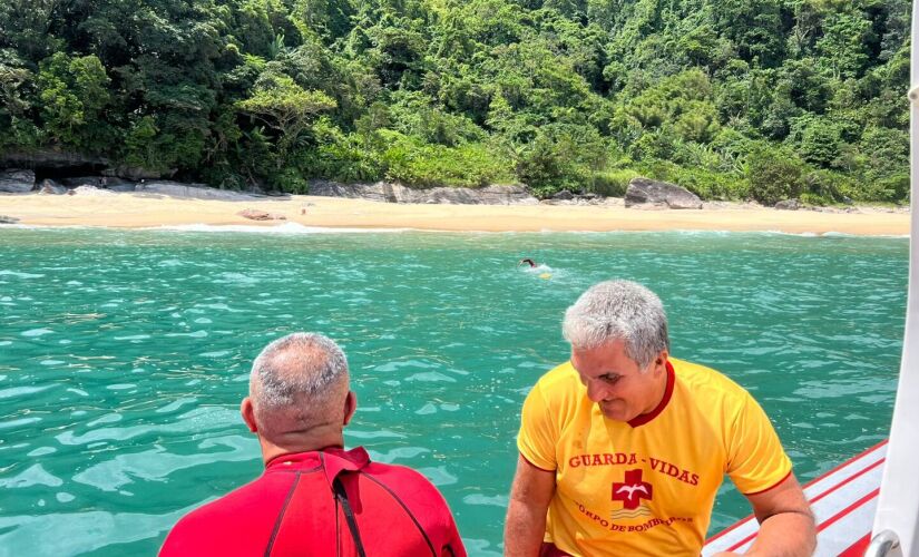 Bombeiros conseguiram resgatar dupla em praia de difícil acesso de São Sebastião