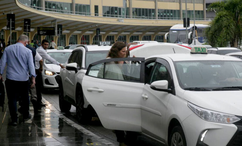 Carros de aplicativo são uma das opções de transporte disponíveis para os passageiros