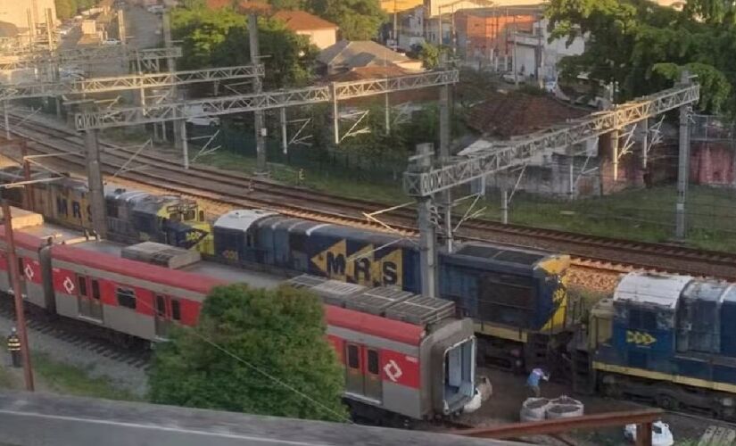 Estações e plataformas ficaram lotadas, causando transtorno aos passageiros 