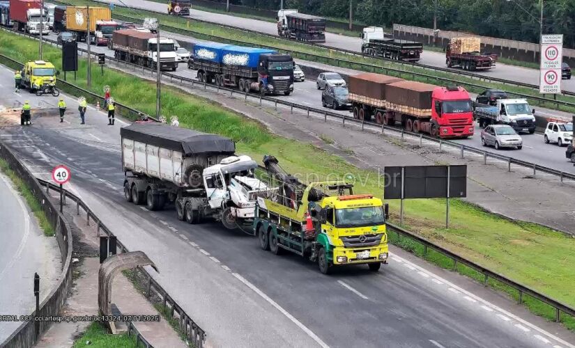 Colisão ocorreu no km 64 da rodovia, no sentido do litoral