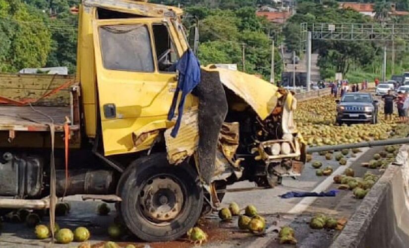 Carga do caminhão ficou espalhada na pista e impediu o fluxo de veículos