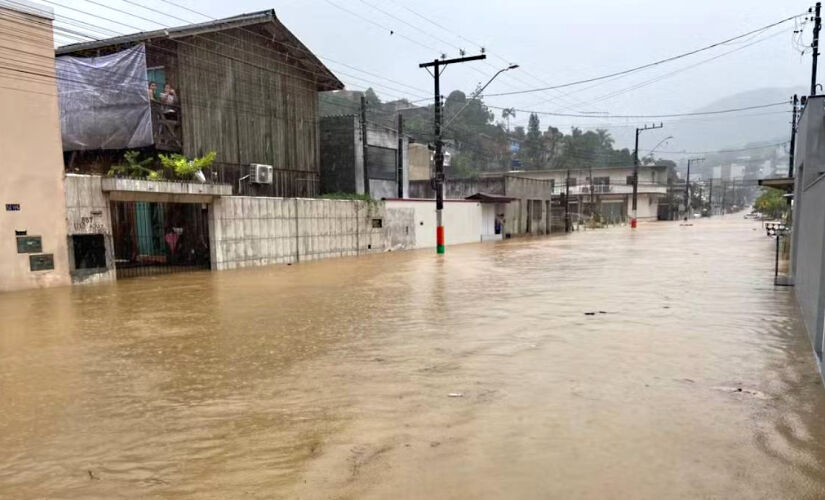 Vias alagadas em Camboriú após fortes chuvas em Santa Catarina nesta quinta-feira (16/1)