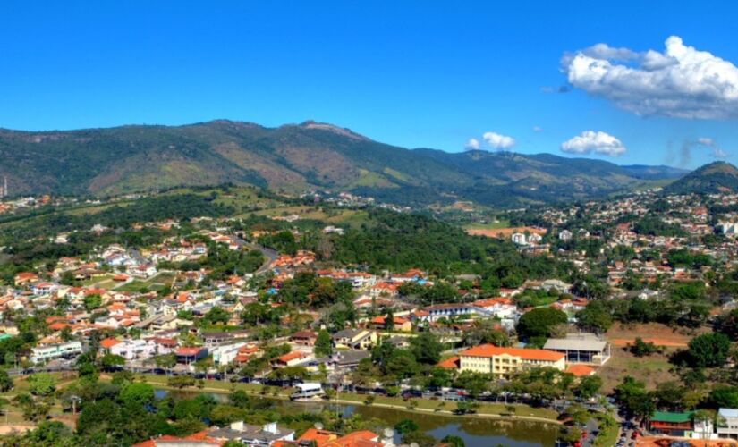 Localizado na Região Imediata de Bragança Paulista, Atibaia abrange uma área de aproximadamente 490 km&#xB2;, sendo 57% zona rural e 43% zona urbana. 