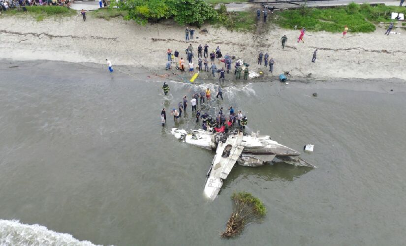 Avião caiu na praia do Cruzeiro, em Ubatuba