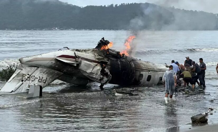 Avião caiu na praia do Cruzeiro, litoral norte de São Paulo