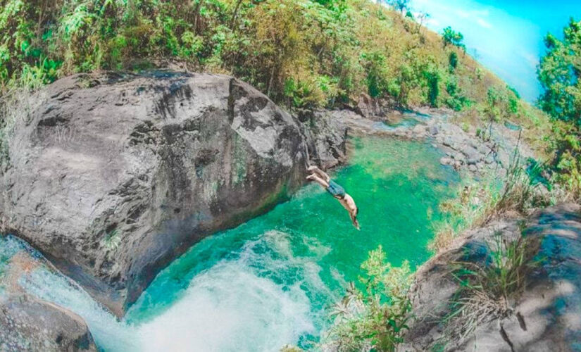 Descubra a Cachoeira Poço Azul, que fica a 200km da Capital 