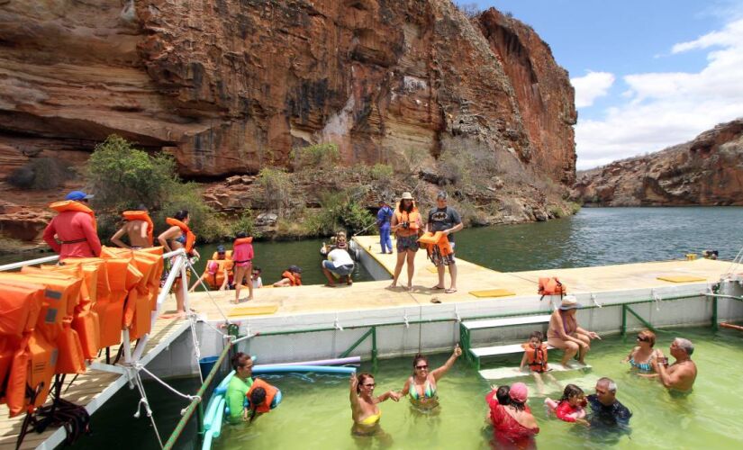 Cânion de Xingó atrai turistas pela beleza das formações rochosas e até pela gastronomia nos passeios