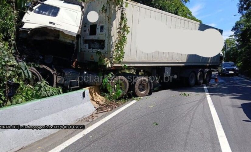 Carreta se chocou contra a mureta de proteção 