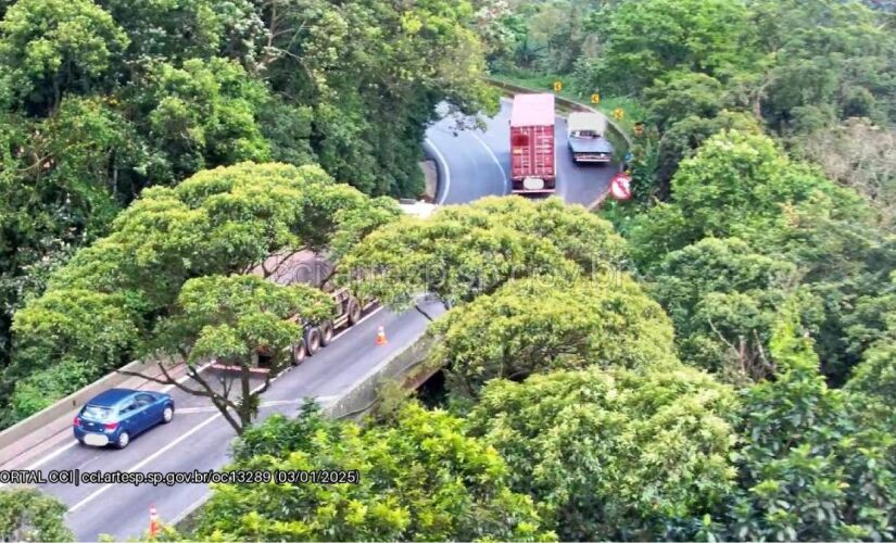 Carreta tomba e interdita rodovia Anchieta no litoral de São Paulo