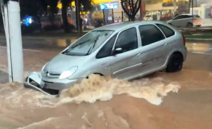 Carro levado pro enchente na avenida Sumaré, em São Paulo