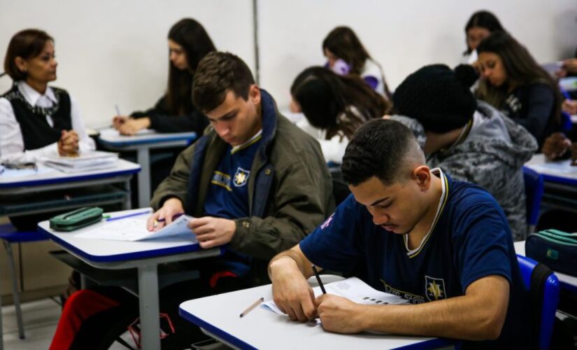 Em caso de descumprimento das normas, há uma série de medidas a serem adotadas pela direção da escola