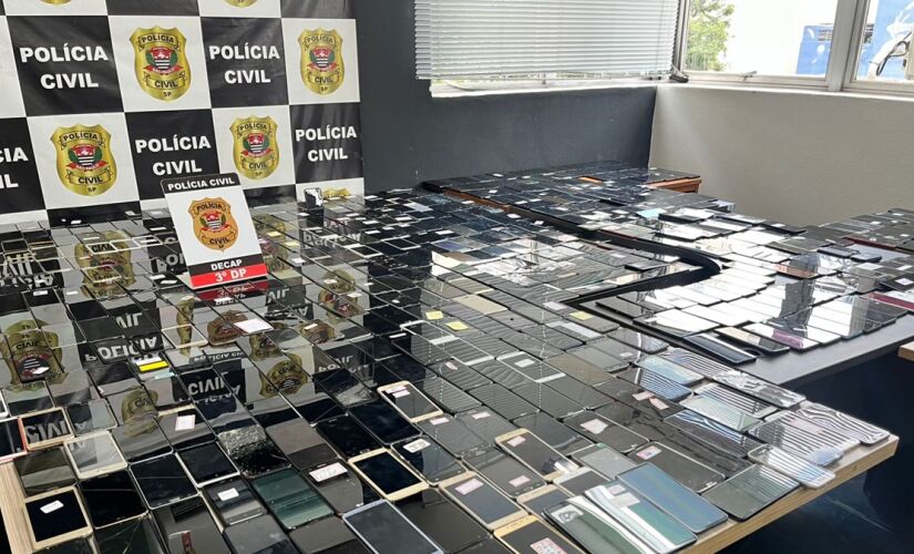 Parte dos celulares recuperados pela Polícia Civil de São Paulo