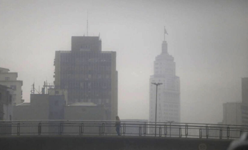 Tempo virou na tarde desta sexta e, por volta das 16h, já parecia noite