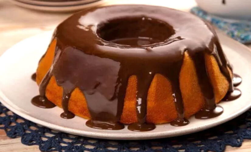 Saiba como fazer um bolo de cenoura com calda de chocolate