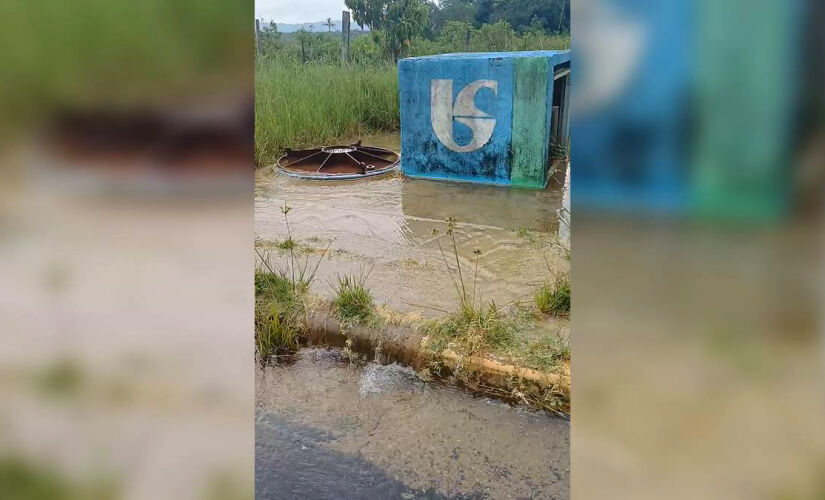 Desperdício de água próximo à ETA Jurubatuba, em Guarujá