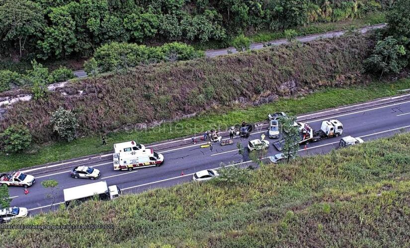 Cinco carros estão envolvidos no engavetamento que deixou a rodovia bloqueada