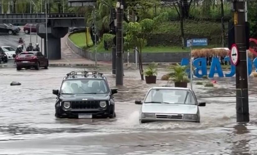 Transitar por áreas alagadas coloca em risco o carro e os passageiros