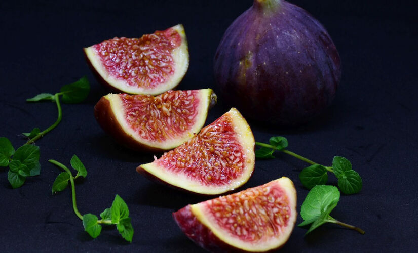 O figo, que já gerou discussões sobre se é fruta, flor, ou flor invertida, enriquece pratos doces e salgados