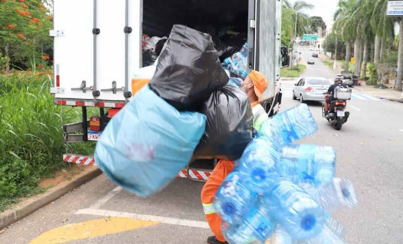 Um quilo de garrafa PET equivale, em média, a 20 garrafas de dois litros, 25 de um litro ou 36 de 600 mililitros