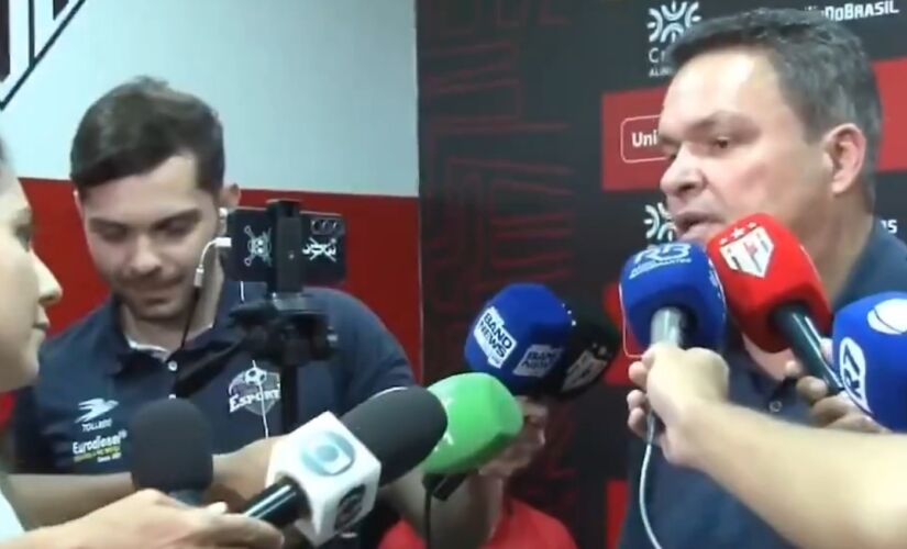 Momento da entrevista da jornalista com o presidente do Atlético-GO