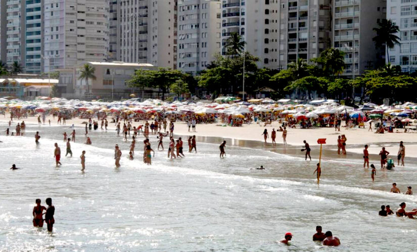 Moradores e turistas relatam intoxicação após frequentarem praias do Guarujá neste fim de ano