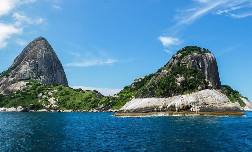 A ilha principal é coroada pelo imponente Pico da Boa Vista, que se ergue a 316 metros acima do nível do mar.