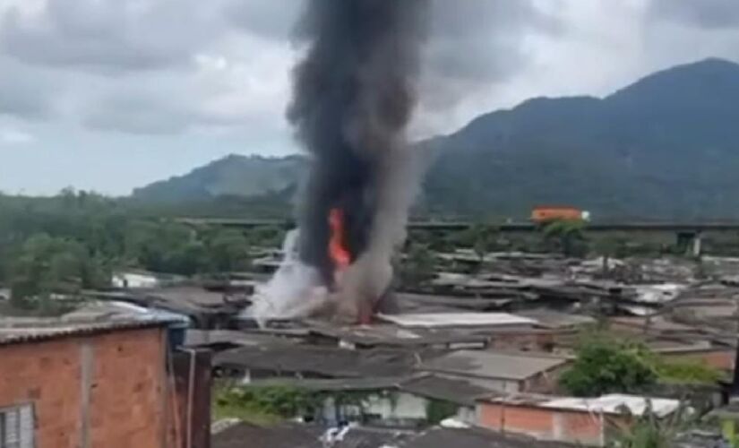 Fumaça é vista de longe por quem passa pelas rodovias próximas