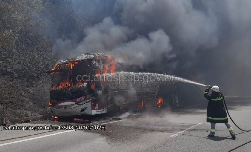 Devido ao incêndio, a rodovia foi totalmente interditada